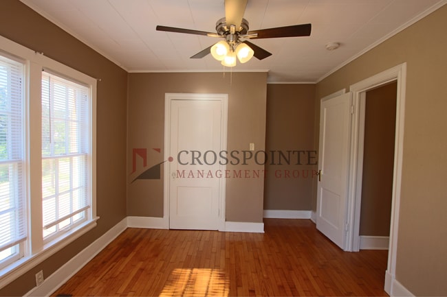 Building Photo - 2 bedroom 1 bath Triplex in central Tyler!