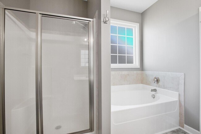Building Photo - Townhome with Screened Porch!