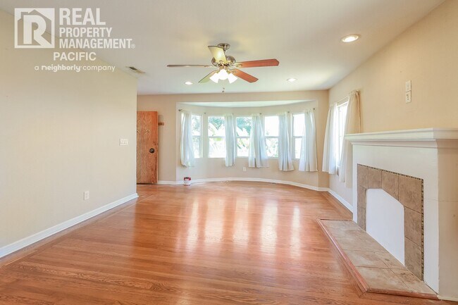 Building Photo - Charming 3-Bedroom Home in Glenview