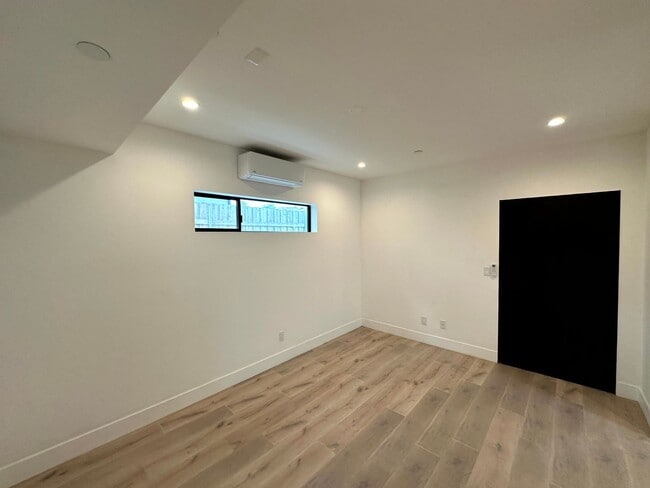 Building Photo - Beautiful Modern Luxury 4 Story Townhome -...