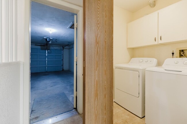 Building Photo - 2 Bedroom, 2 Bath Townhouse
