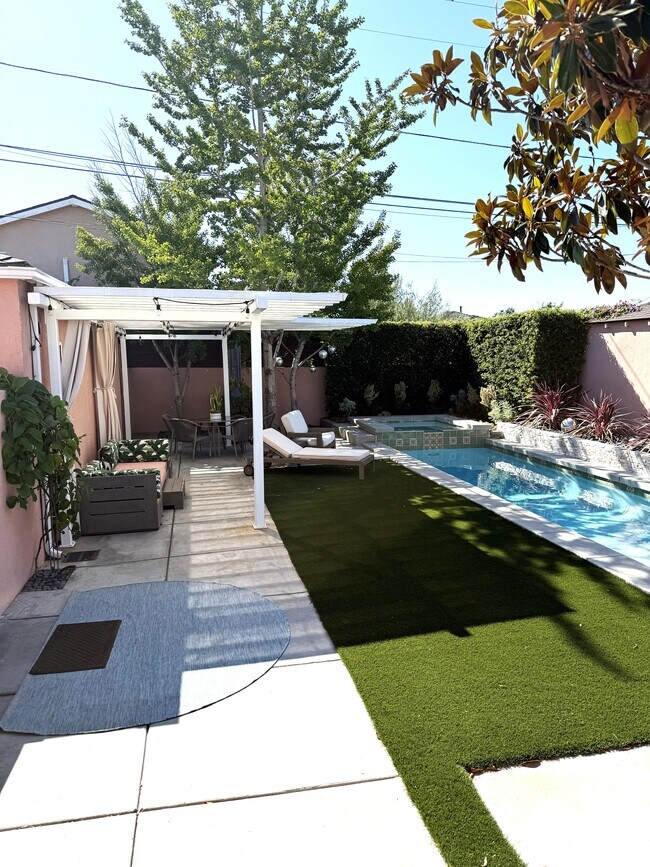 Building Photo - 8507 Croydon Ave