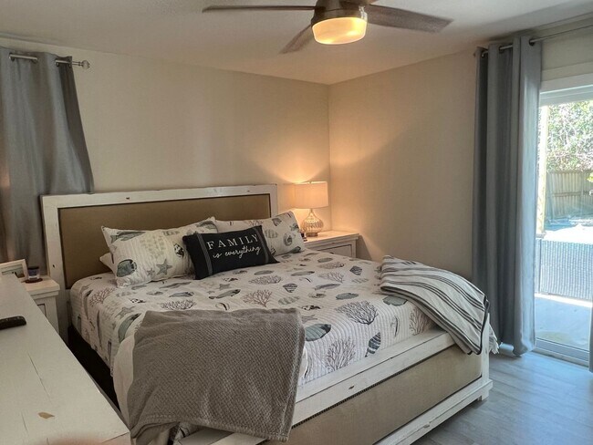 Building Photo - Updated Old Woodlands Plantation Home with Fenced Yard