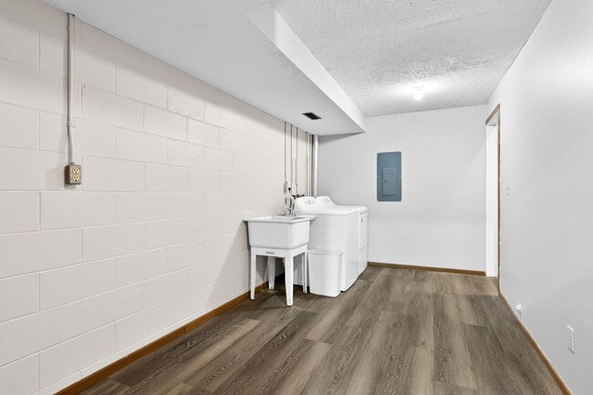 Building Photo - 3463 Blackwood Dr