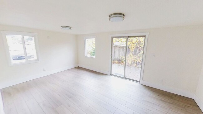 Building Photo - 3 Bed, 2 Bath House Minutes from Downtown Bellingham!