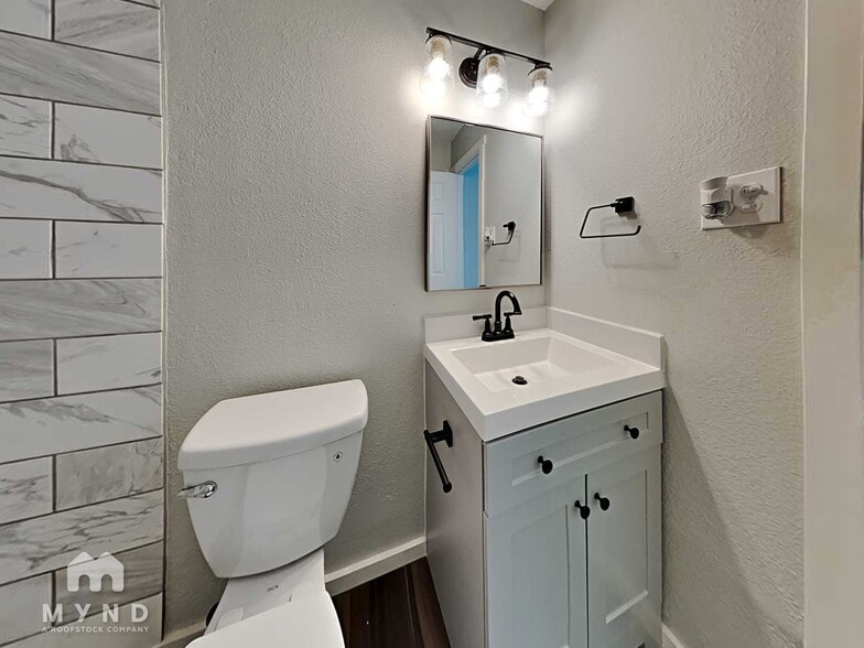 Building Photo - 5650 S 46th Pl