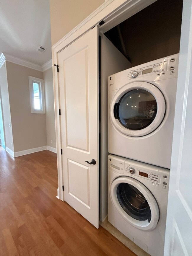 Building Photo - Lovely Condo in Tranquil Court