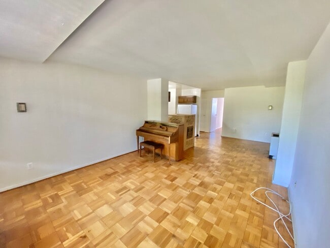 Building Photo - Great Foggy Bottom One Bedroom with Roof T...