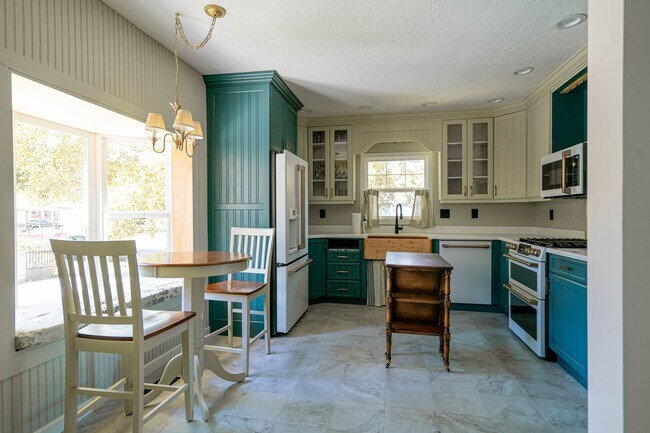 Building Photo - Charming 4 Bed, 2/5 Bath East Bench House