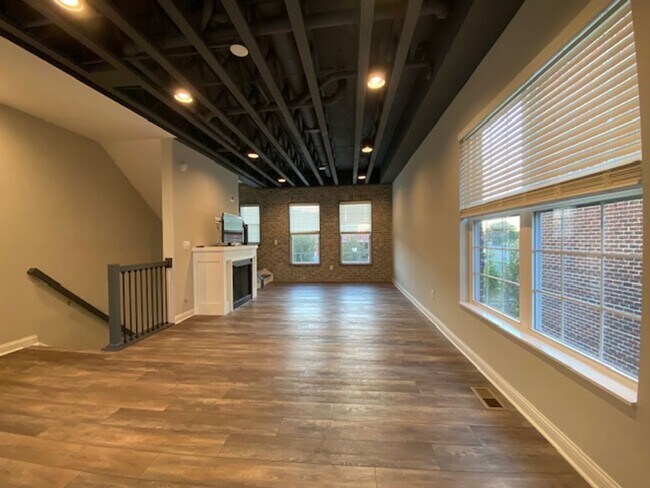 Building Photo - 2 Bed 2.5 Bath Townhome Available in Sprin...