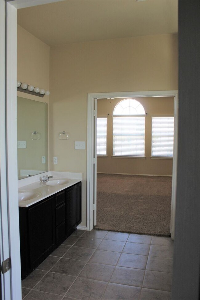 Building Photo - Over 3000 square feet with 3 car garage!