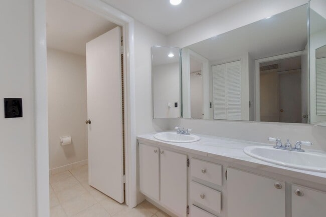 Building Photo - 393 Lake Arbor Dr