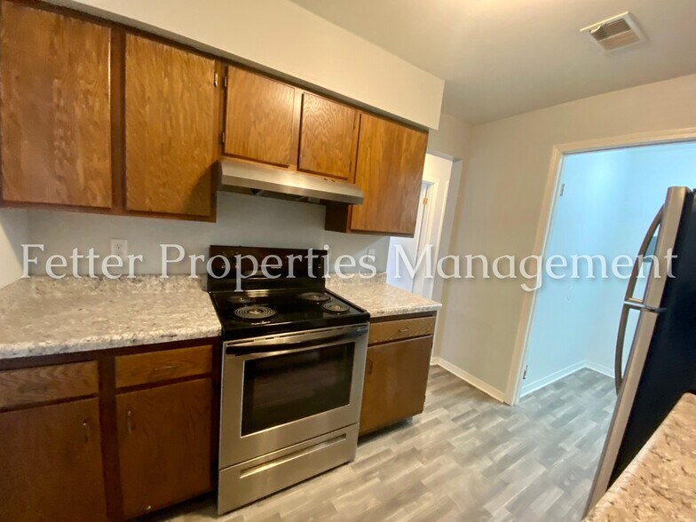 Building Photo - 5680 Kenwood Dr