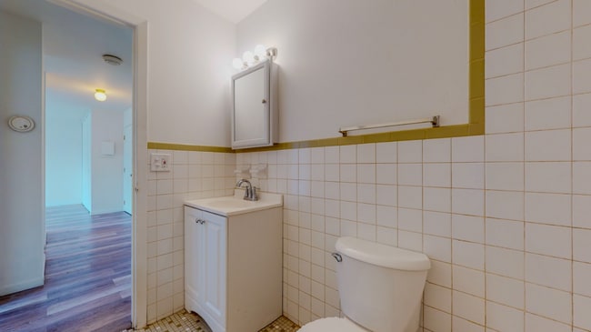 Building Photo - Convenient 1 Bedroom Condo close to train ...