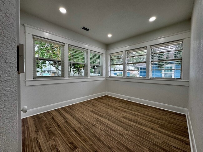 Building Photo - 409 S Willow Ave