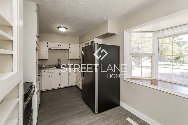Building Photo - NOW OFFERING FIRST FULL MONTH FREE!!