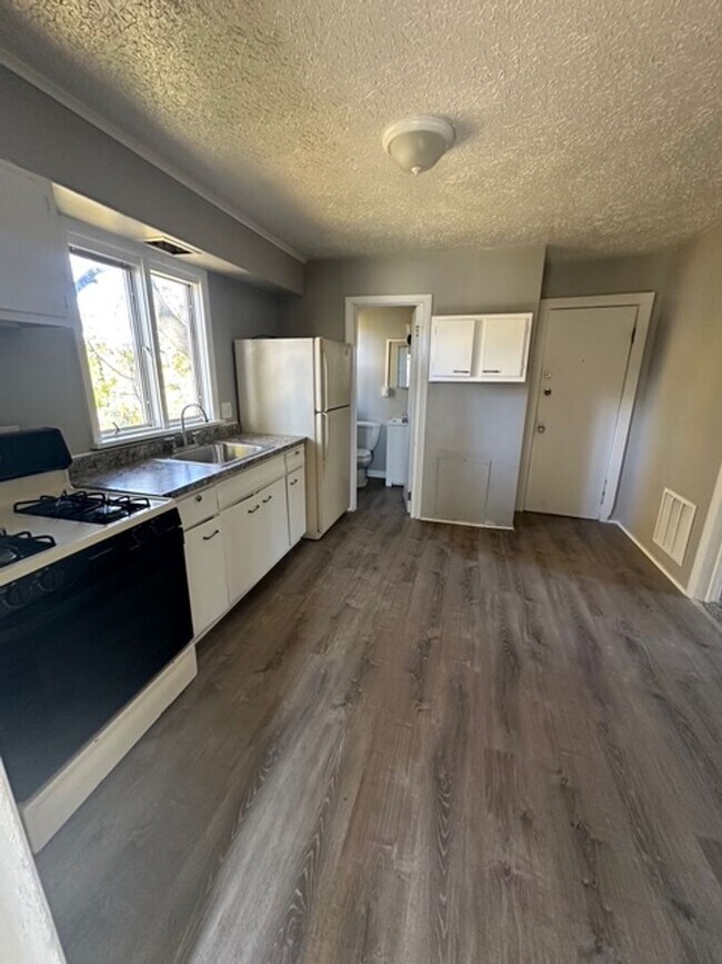 Primary Photo - 104-104.5-1045 Bernard St