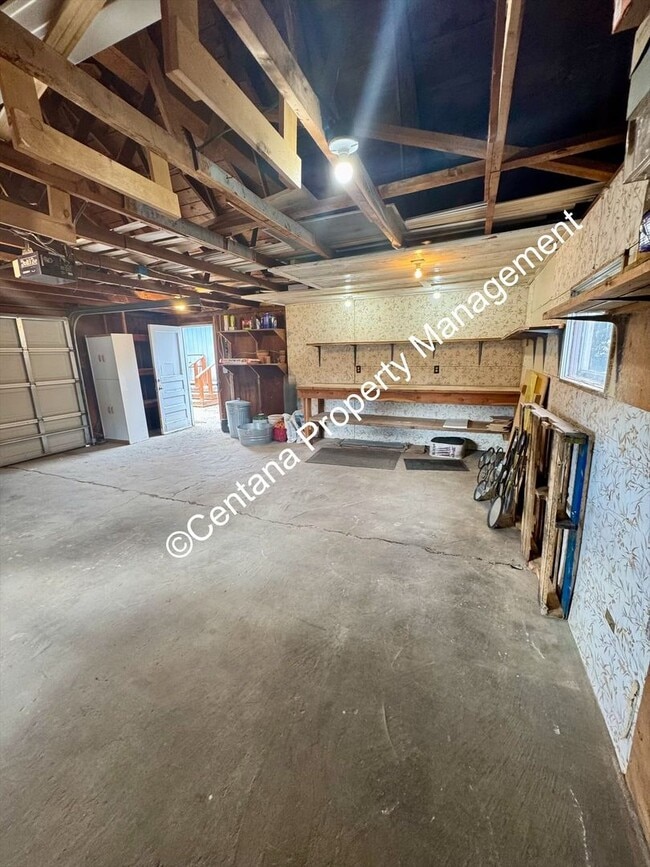 Building Photo - 3 Bed 1 Bath located on the flats
