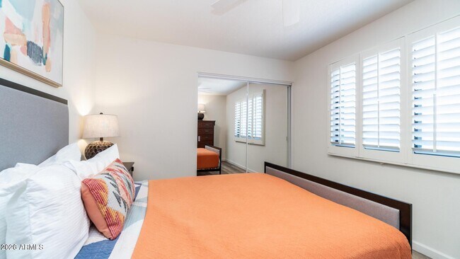 Building Photo - 1460 N La Rosa Dr