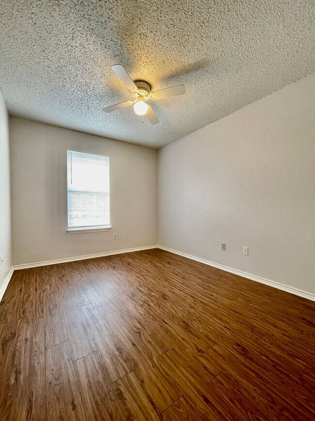 Building Photo - 2 Bedroom/1 Bath Apartment - Fresh Paint &...