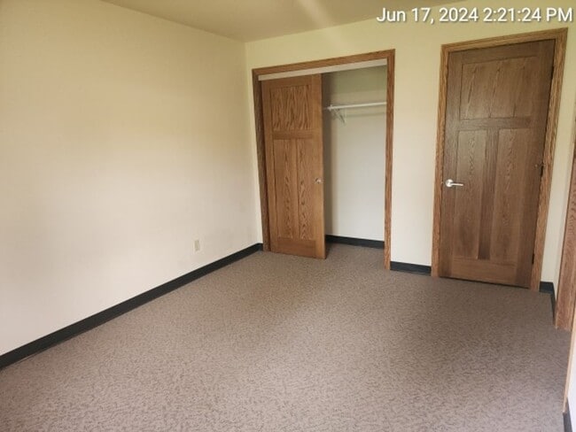 Building Photo - 1 bed 1 bath Simple Living- Utilities INCL...