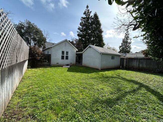 Building Photo - 2bd 1 ba with Zen Garden, Garage, Updated ...