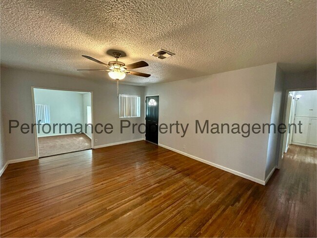 Building Photo - Cute 3 Bed/1 Bath SE Bakersfield Home w/ S...