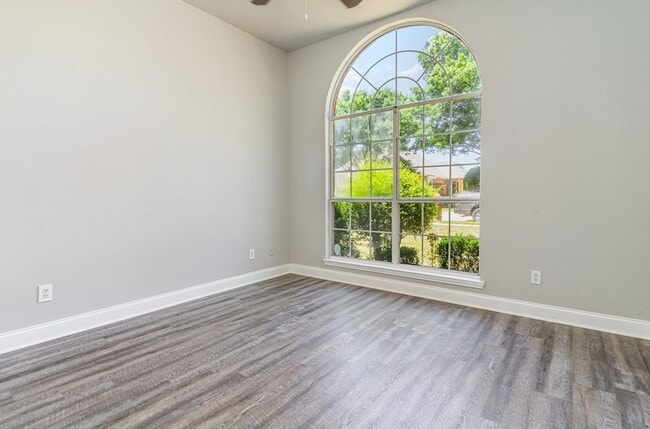Building Photo - 2416 McCarran Dr