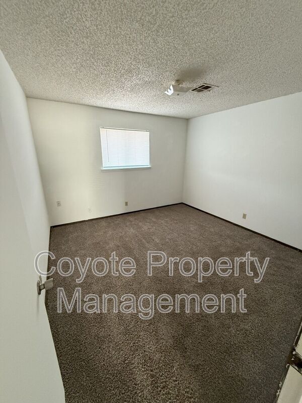 Building Photo - 107 E Kaw Ave