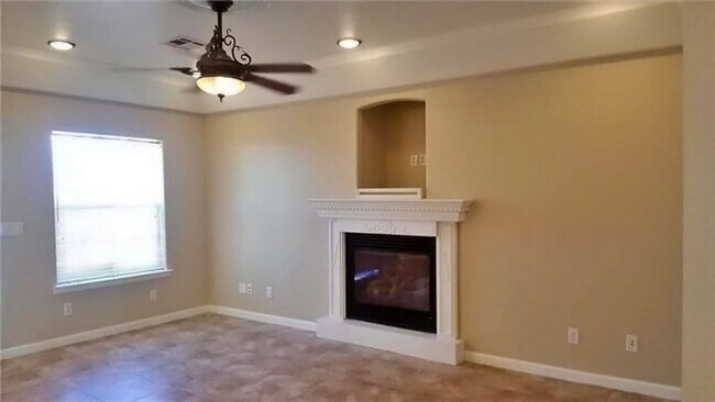 Building Photo - Gorgeous Home