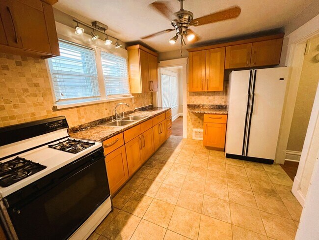 Building Photo - Darling 2 bedroom Bungalow