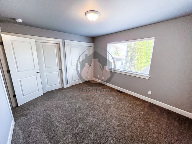Building Photo - Charming Newer Construction Townhome-Move ...
