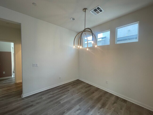 Building Photo - Beautifully upgraded townhome with 2-car i...