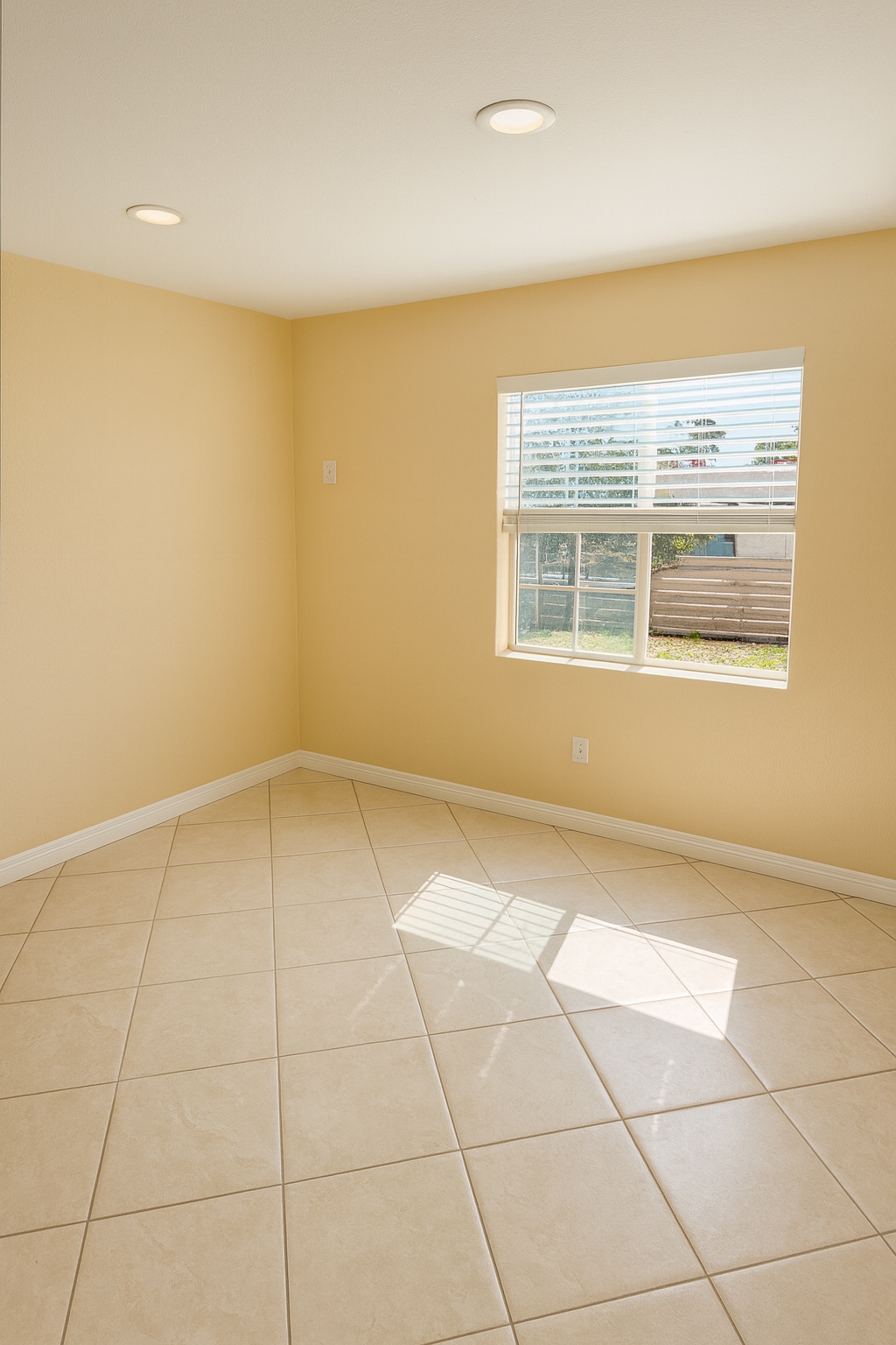 Building Photo - 1906 Stewart St