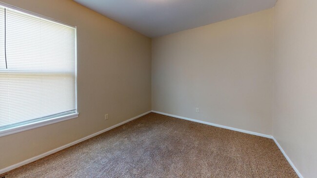 Building Photo - 5 bedrooms, 2.5 bathrooms House