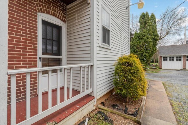 Building Photo - 142 Riddle Rd