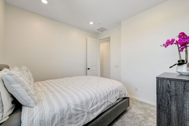 Building Photo - Stunning Fully Furnished 5-Bedroom Home in...