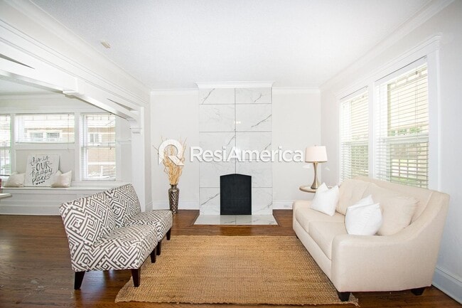 Building Photo - Beautiful 3/3 Craftsman in a Great Midtown...