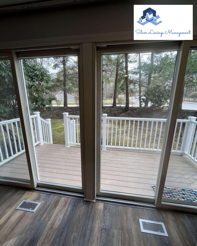 Building Photo - Massive lake front condo with tons of amen...
