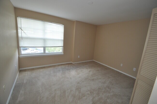 Building Photo - Residences at Sabal Point: 3 bed/2 bath - 3rd floor unit