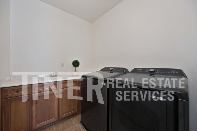 Building Photo - 2469 Kinsella Way