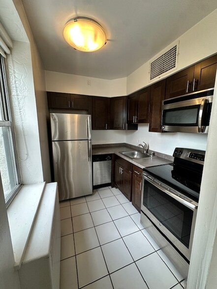 Building Photo - 1121 N Waverly Pl