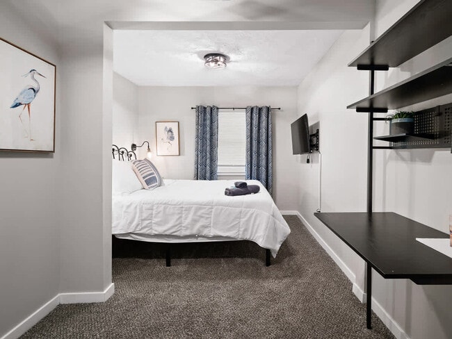 Building Photo - 7525 Lake Rd E