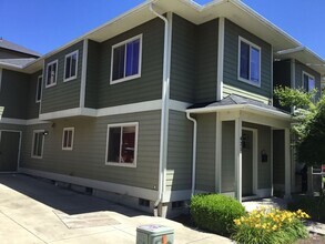 Building Photo - 16th St Duplex near campus