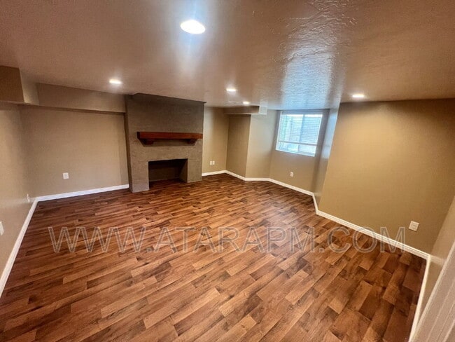 Building Photo - 871 Foothill Dr