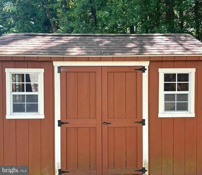 Building Photo - 4511 Eastlawn Ave