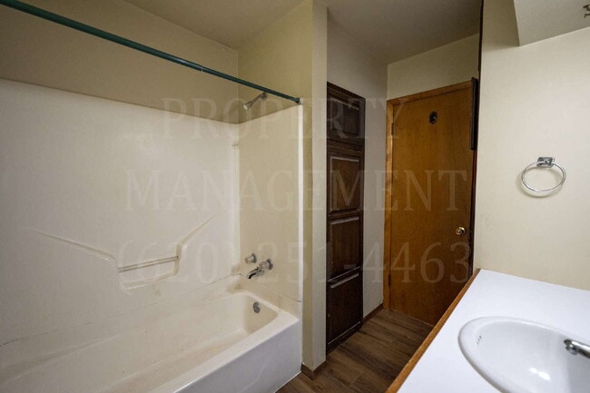 Building Photo - Charming 2 Bed, 1 Bath Duplex