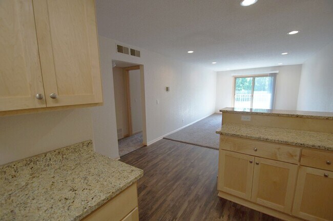 Building Photo - Pinto Suite