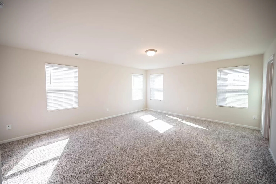 Building Photo - Room in House on Lake Barkley Way