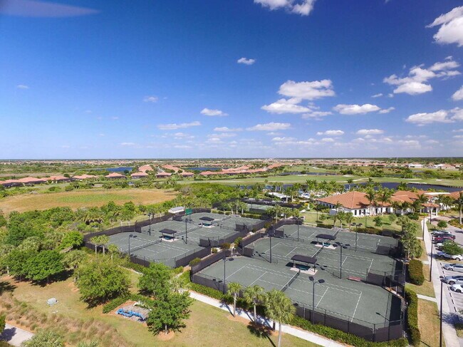 Building Photo - "Spacious 2-Bed, 2-Bath W/Den Condo Retrea...